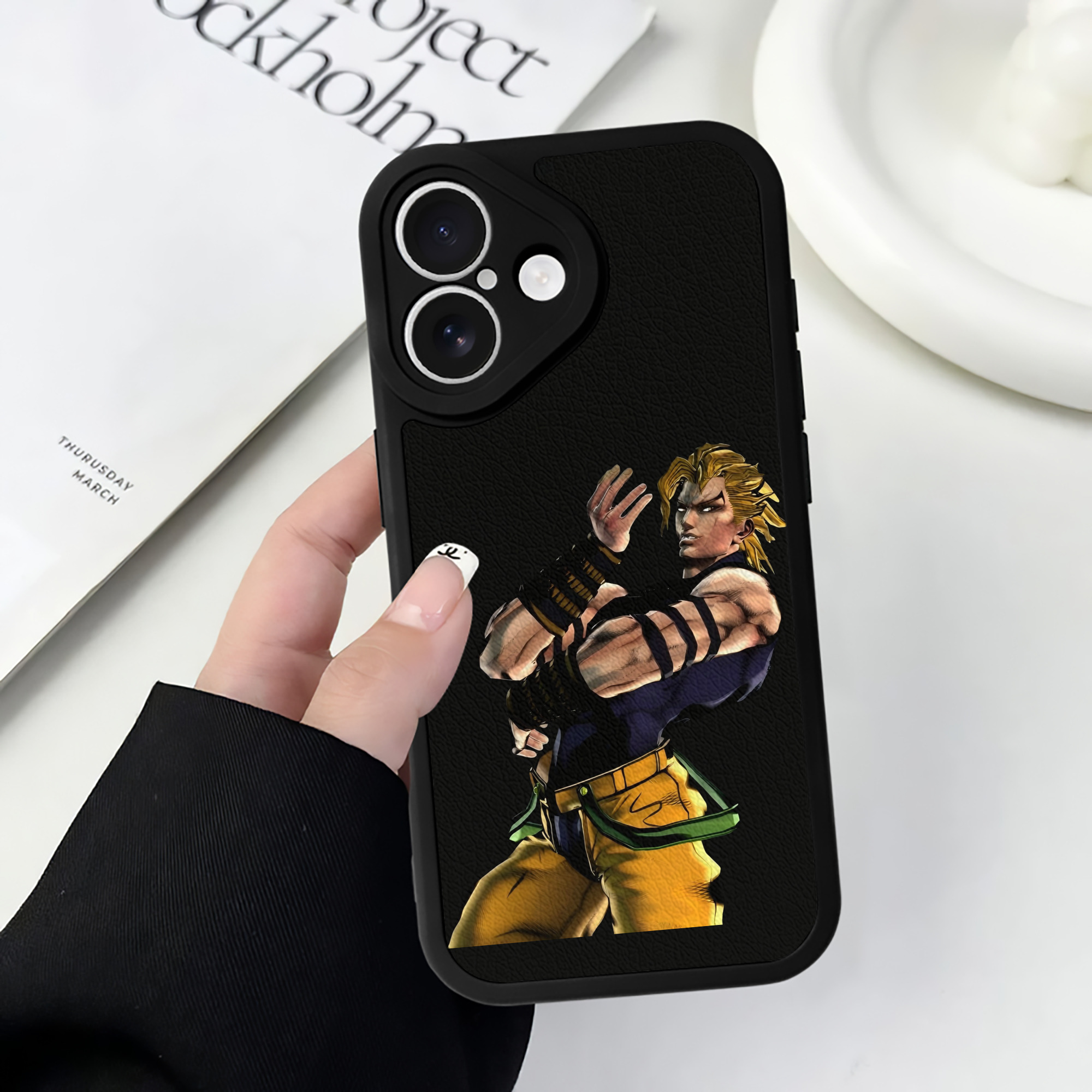 （画像用） ジョジョの奇妙な冒険 ディオ?ブランドー JoJo's Bizarre Adventure Dio Brando 【iPhone 16シリーズ対応】シリコンスマホケース（レザー調） 材質：シリコン